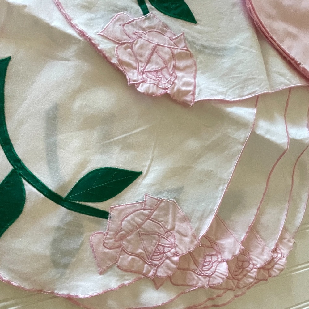 VINTAGE HANDMADE SPRING RUNNER, PLACEMATS, NAPKINS - Picture 3 of 3